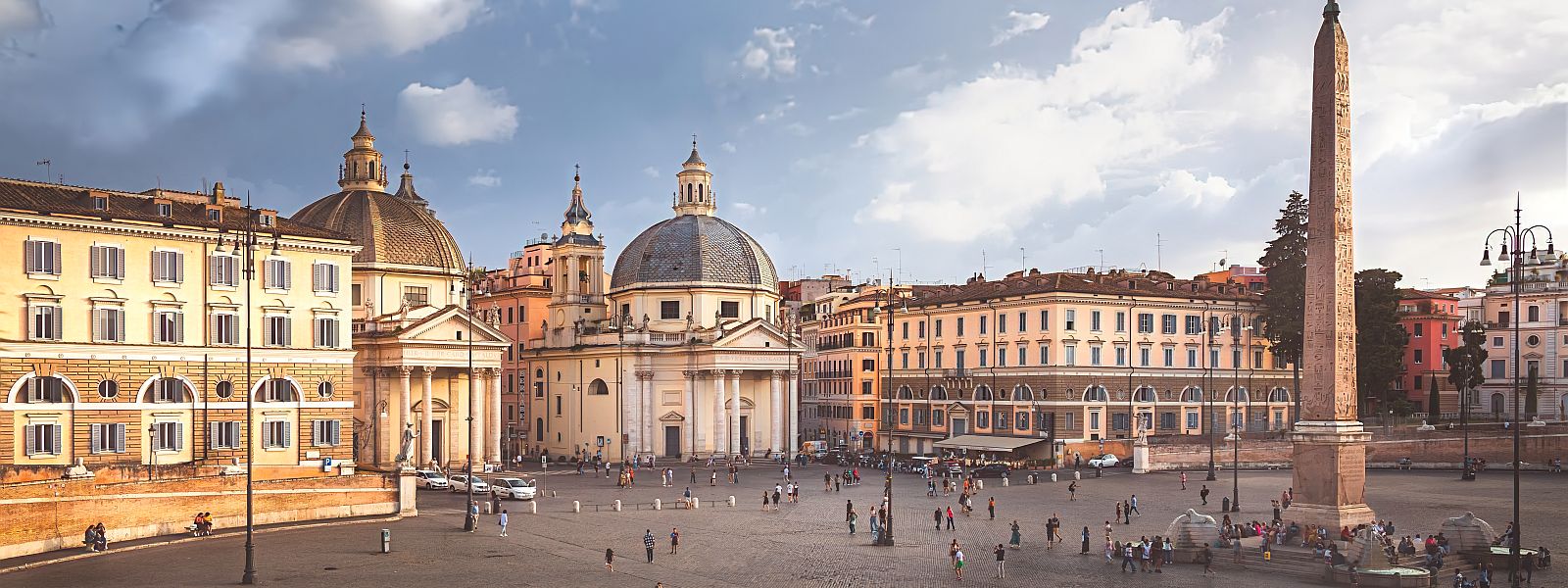 Rom zeigt sich auf seinen schönsten Plätzen als lebendige Bühne, auf der Geschichte, Architektur und italienisches Leben verschmelzen.