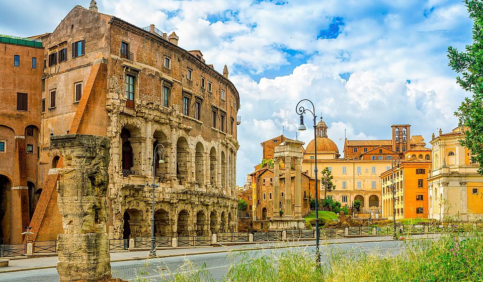 Antike Steinbögen und spätere Aufbauten machen das Teatro di Marcello zu einem besonderen Zeugnis der Baugeschichte Roms.