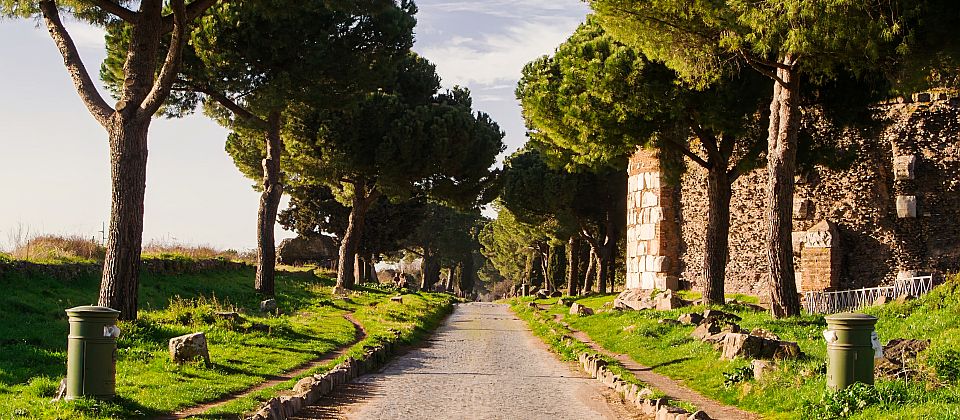 Rom und die Via Appia Antica führen auf einer der berühmtesten Straßen der Antike hinaus in eine Landschaft voller Geschichte.