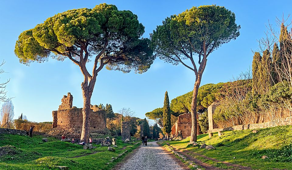 Antikes Pflaster und alte Pinien begleiten die Via Appia Antica und lassen die Geschichte des römischen Reiches lebendig werden.