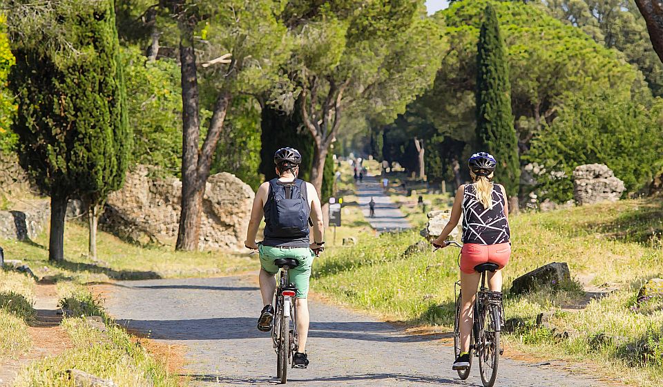 Mit dem Fahrrad lässt sich die Via Appia Antica besonders schön erkunden, vorbei an Pinien, Ruinen und antiken Grabmälern.