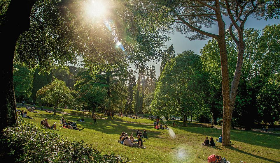 Die Villa Borghese lädt mit grünen Wiesen und schattigen Wegen zum Ausspannen und Erholen abseits des Trubels von Rom ein.
