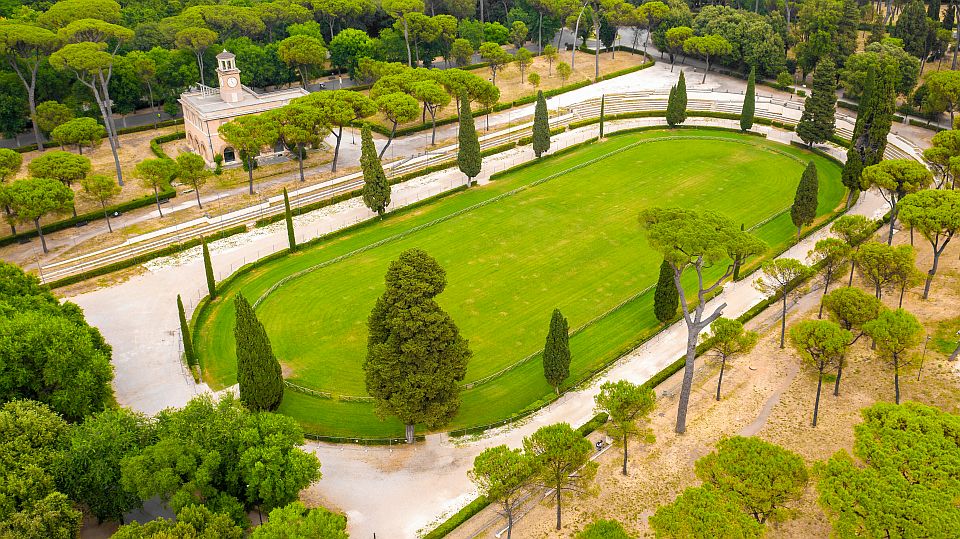 Die historische Rennbahn in der Villa Borghese erinnert an frühere Reitveranstaltungen und fügt sich harmonisch ins Grün ein.