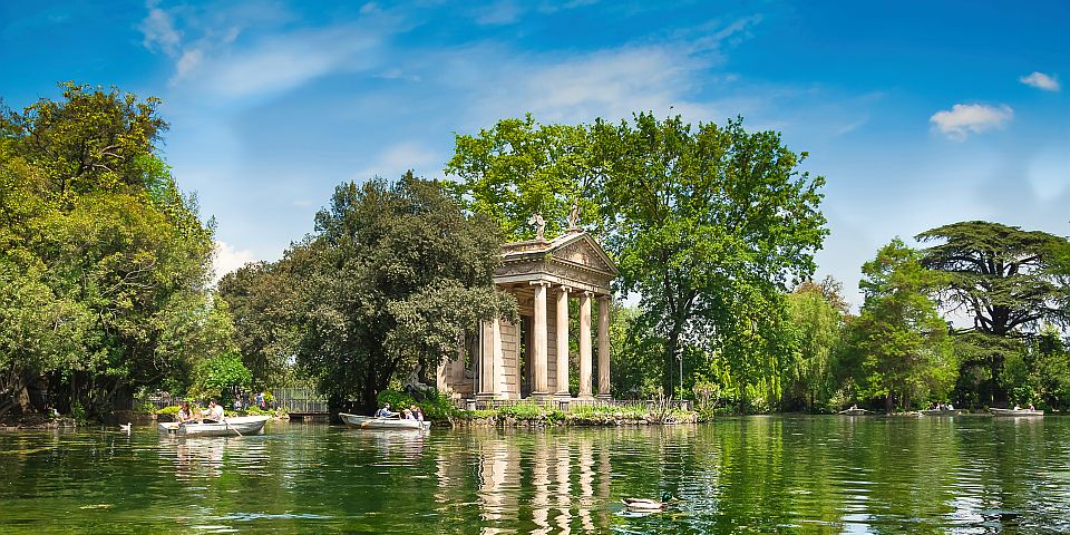 Der idyllische See in der Villa Borghese lädt zu einer kleinen Bootsfahrt ein und bietet entspannte Momente im Grünen.