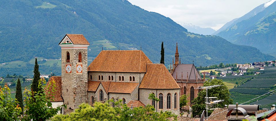 Auf dem Kirchenhügel von Schenna erzählen drei Kirchen von Jahrhunderten des Glaubens, der Baukunst und bewegter Geschichte.