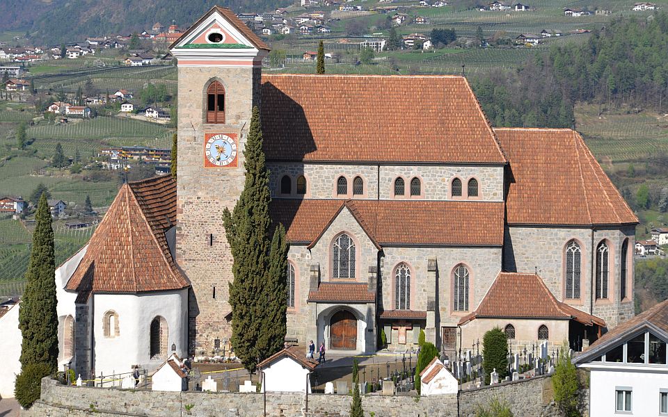 Die Kirchen von Schenna erzählen mit romanischer Baukunst, historischen Fresken und neugotischer Pracht von Jahrhunderten.