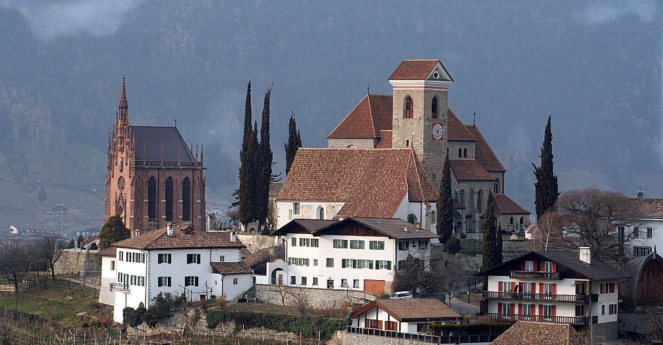 Drei Kirchen prägen den historischen Kirchenhügel von Schenna und erzählen von Jahrhunderten gelebten Glaubens.