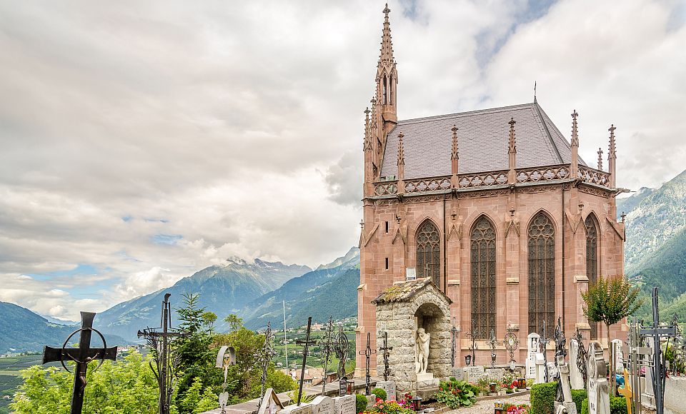Das neugotische Mausoleum beeindruckt mit kunstvoller Architektur, farbigen Fenstern und seiner historischen Gruft.