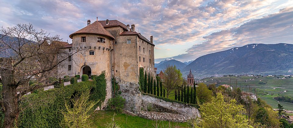 Hoch über Meran prägt Schloss Schenna das Ortsbild von Schenna und erzählt von Tiroler Adel, Habsburgern und bewegter Geschichte.