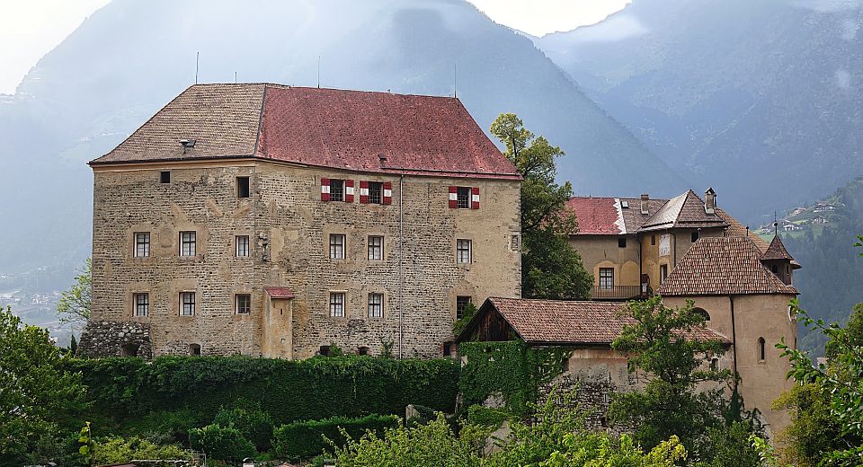 Schloss Schenna wurde um 1350 erbaut und gelangte 1845 in den Besitz von Erzherzog Johann von Österreich.