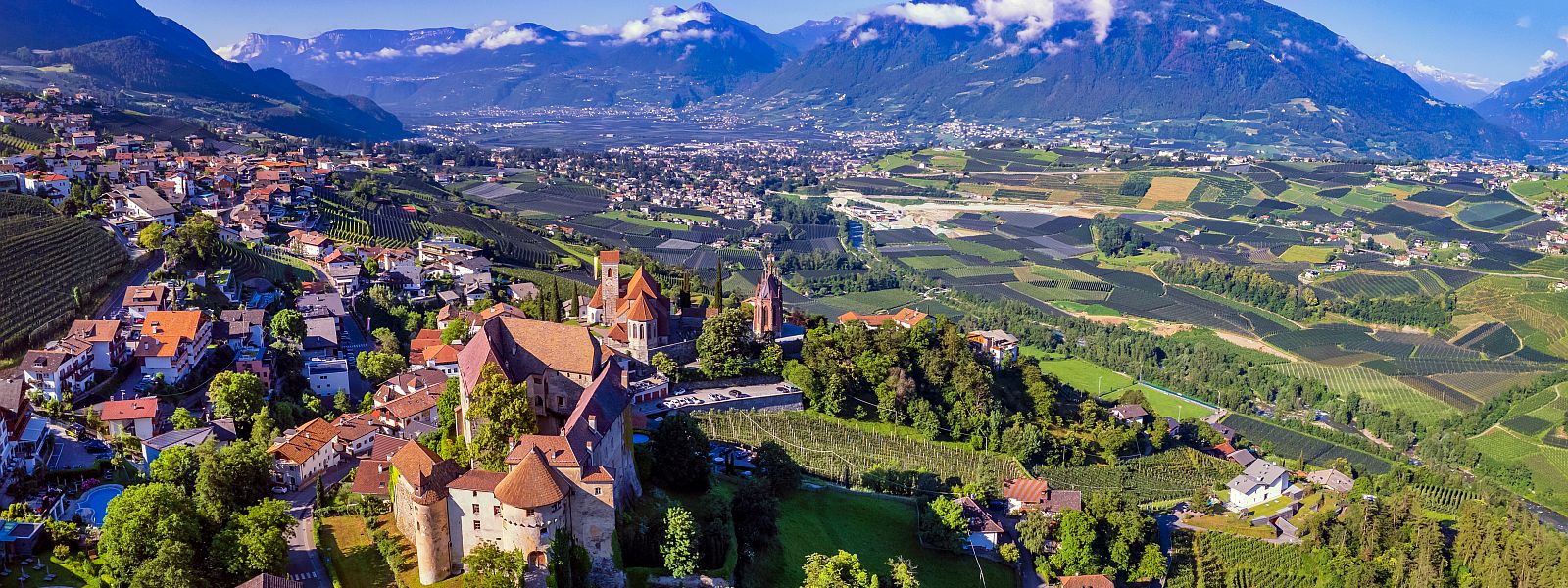 Algund liegt als sonnenverwöhnte Gemeinde im Etschtal nahe Meran und besticht durch mediterranes Flair sowie Bergpanorama.