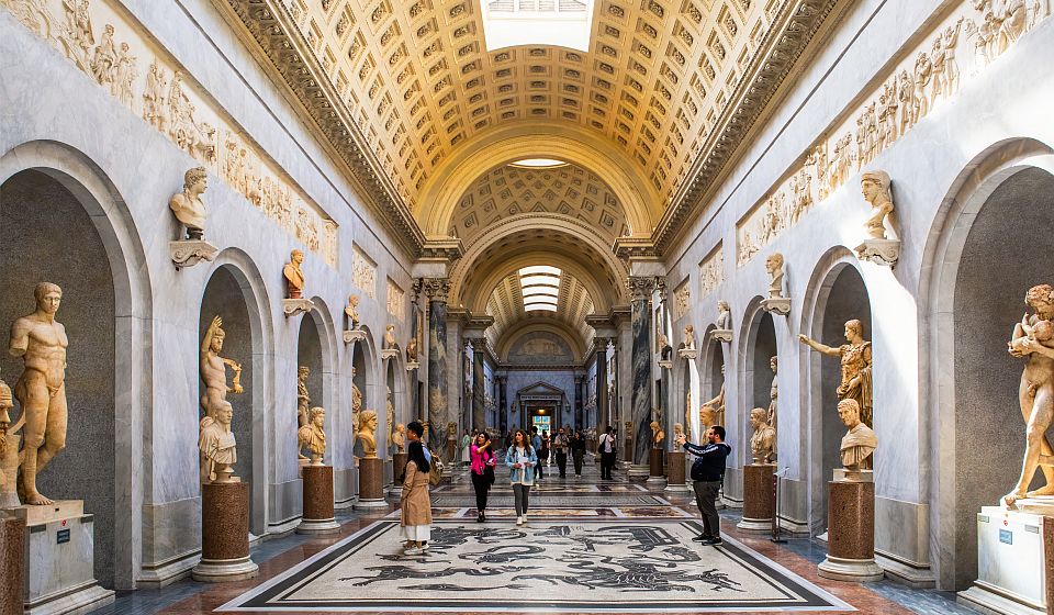 Die Braccio Nuovo Galerie im Vatikan beeindruckt mit antiken Meisterwerken, prächtigen Marmorböden und eleganter Architektur.