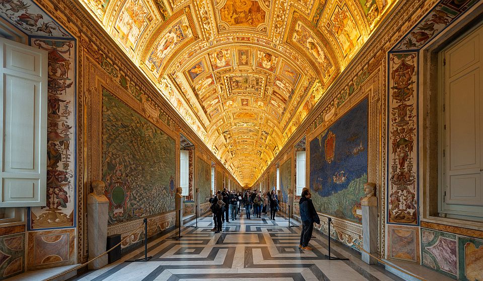 Im Vatikan beeindruckt die Galerie der Landkarten mit kunstvollen Karten Italiens, prächtigen Fresken und historischen Details.
