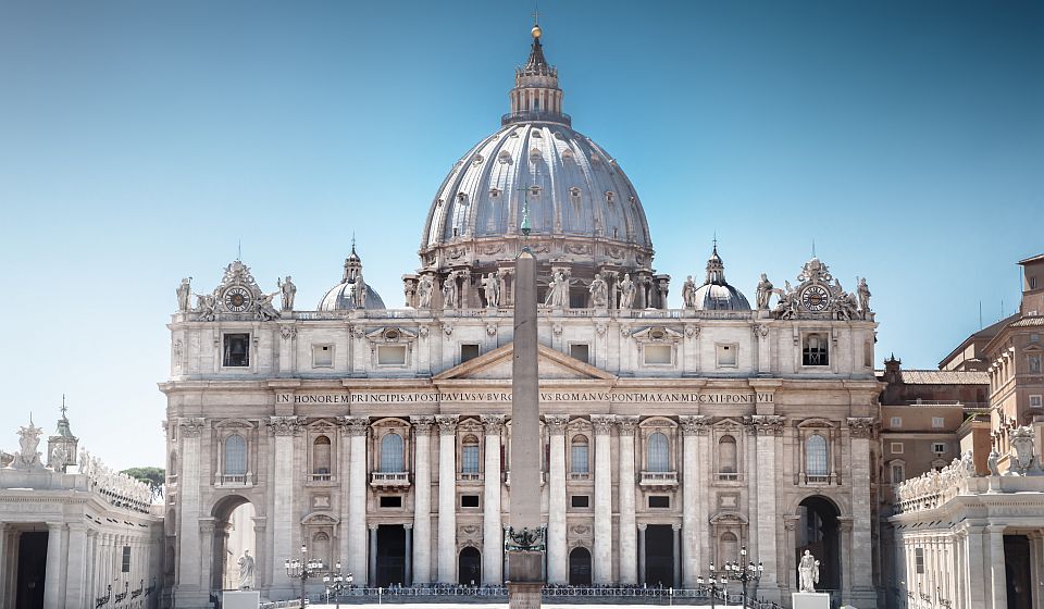 Die imposante Außenansicht des Petersdoms beeindruckt mit monumentaler Fassade, mächtigen Säulen und großer Eleganz.