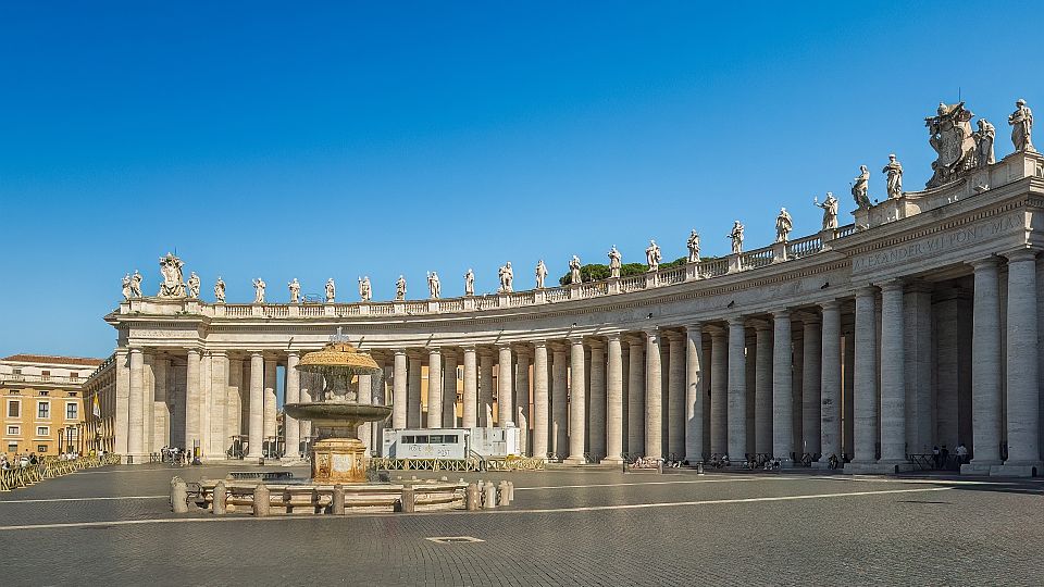 Die mächtigen Rundbögen der Kolonnaden verleihen dem Petersplatz seine elegante und zugleich monumentale Wirkung.