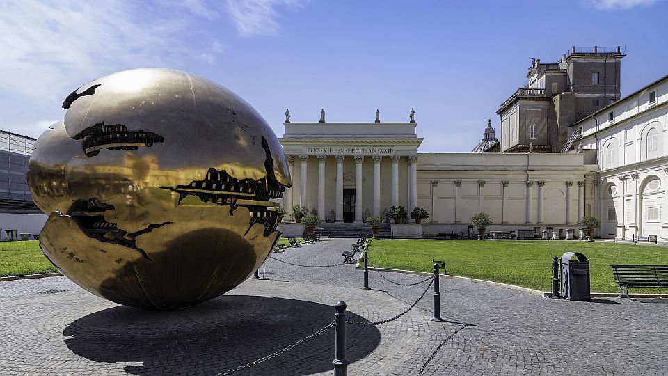 Die „Sfera con Sfera“ von Arnaldo Pomodoro fasziniert mit ihrer glänzenden, aufgebrochenen Kugelform.