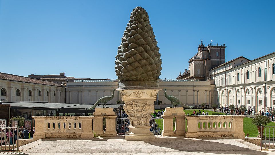 Der monumentale Pinienzapfen aus Bronze ist Namensgeber und markanter Blickfang des Cortile della Pigna.