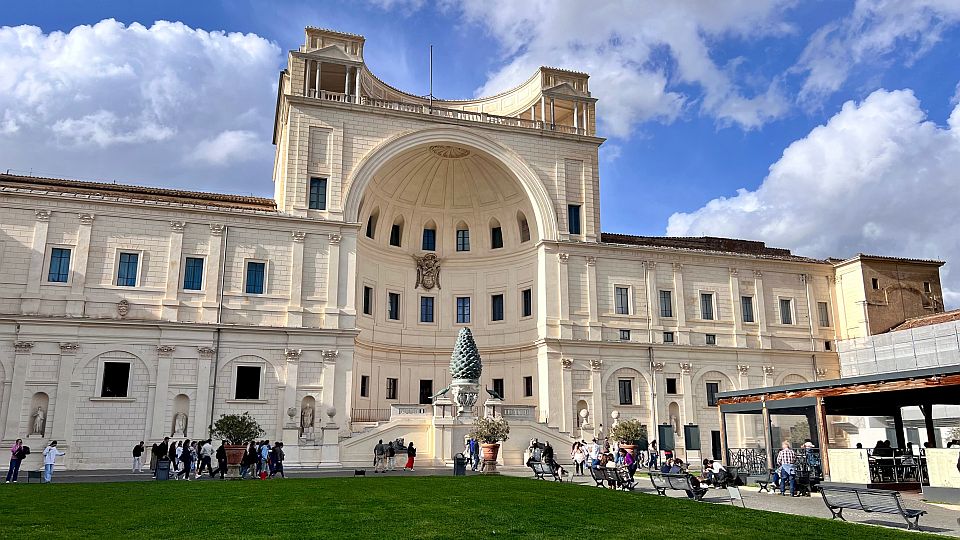 Die monumentale Exedra bildet mit ihrer großen Nische den eindrucksvollen Rahmen für die bronzene Pigna.