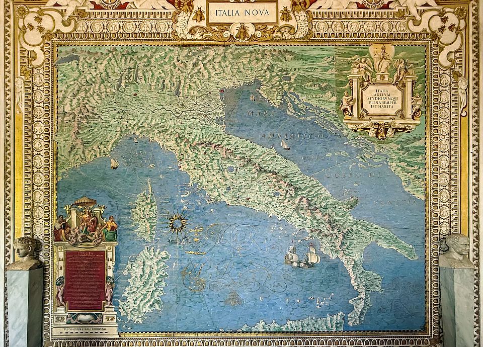 Farbenprächtige Karten zeigen in der Galleria delle Carte Geografiche Italiens historische Regionen.