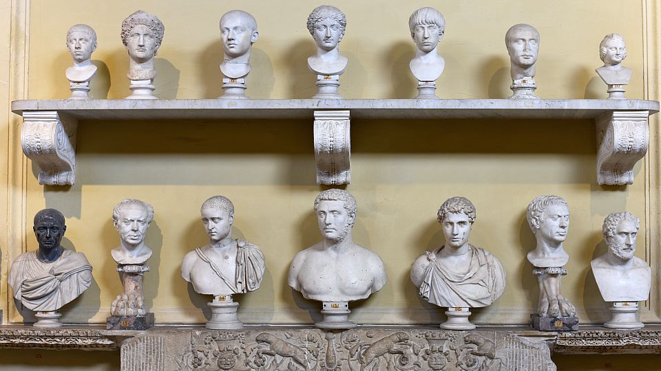 Antike Statuen, Büsten und Reliefs machen den Rundgang durch das Museo Chiaramonti besonders sehenswert.