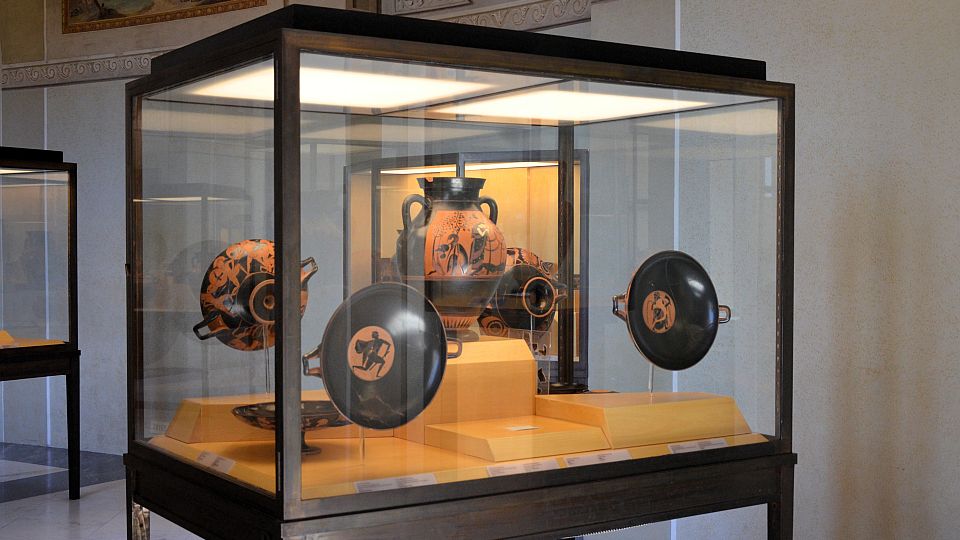 Antike Vasen im Museo Gregoriano Etrusco zeigen kunstvolle Szenen aus Mythologie und Alltag.