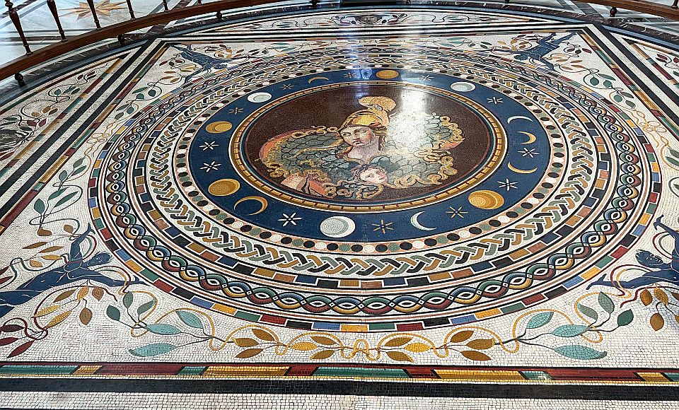 Das kunstvolle Bodenmosaik im Museo Gregoriano Etrusco beeindruckt mit Farben und Himmelsmotiven.
