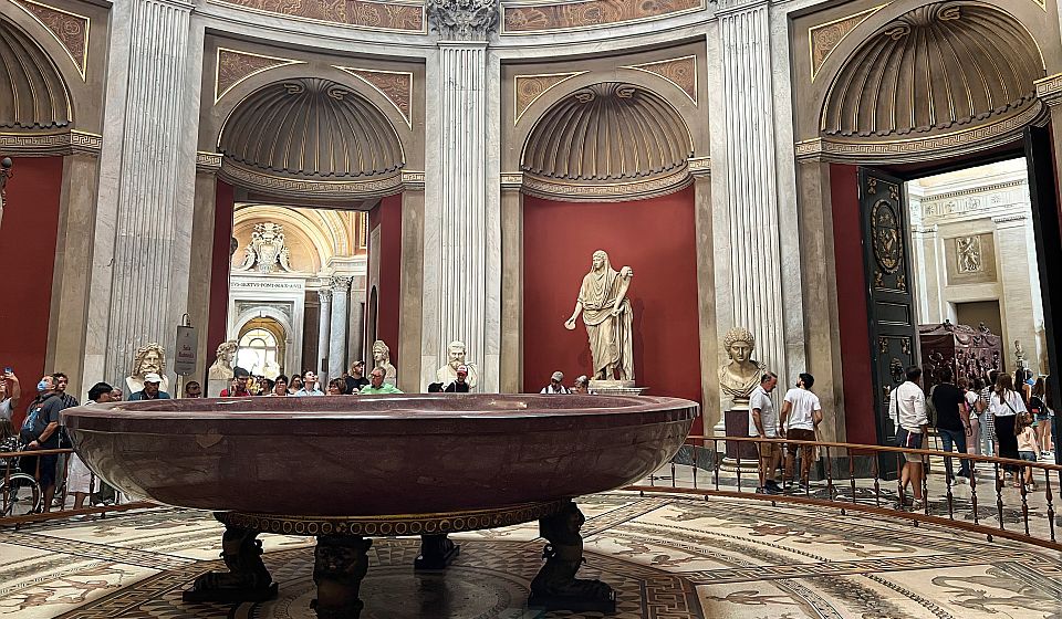 Die Sala Rotonda beeindruckt mit antiken Statuen und einem monumentalen Porphyrbecken.