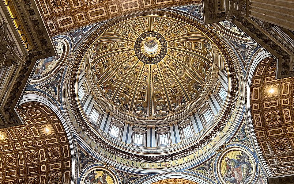 Von innen beeindruckt die Kuppel des Petersdoms mit monumentalen Mosaiken und gewaltigen Dimensionen.
