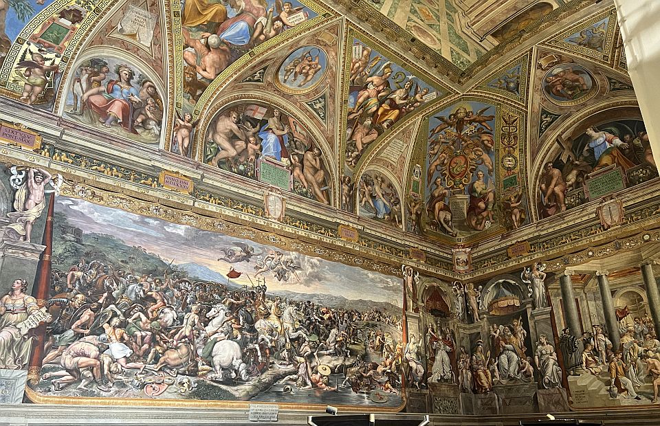 Die Sala di Costantino zeigt mit der Schlacht an der Milvischen Brücke den Sieg Konstantins über seinen Rivalen Maxentius.