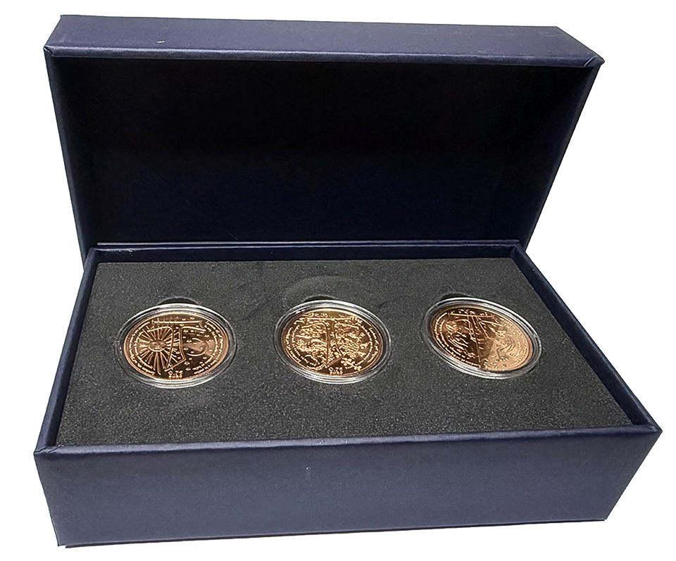 Drei 0,75-Euro-Münzen aus San Marino, Italien und dem Vatikan vereinen sich zu einem Triptychon zu Ehren des Franziskus.