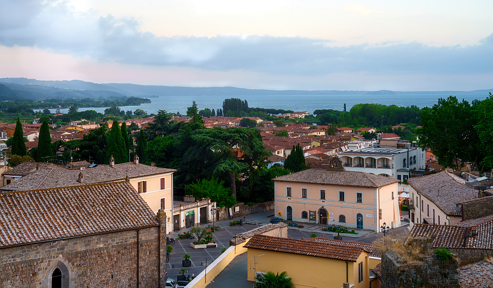 Charmante historische Stadt am Vulkansee mit mittelalterlichem Flair und italienischer Seelandschaft