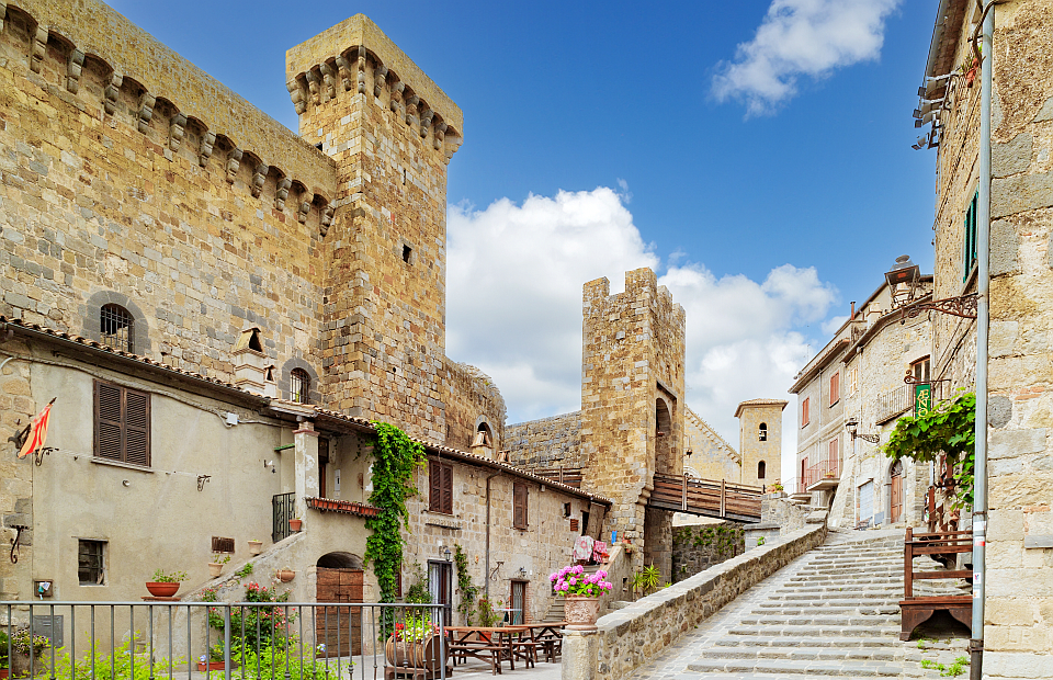Blick von der Piazza della Rocca auf das Schloss Rocca Monaldeschi della Cervara, Heimat des Territorialmuseums.