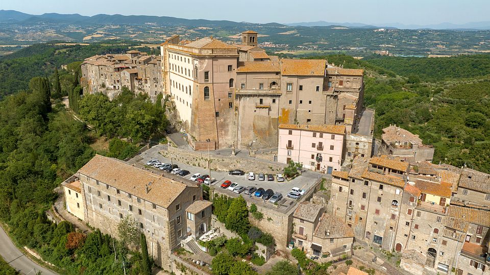 Luftaufnahme der historischen Altstadt des mittelalterlichen Dorfes in der Landschaft der Tuscia.