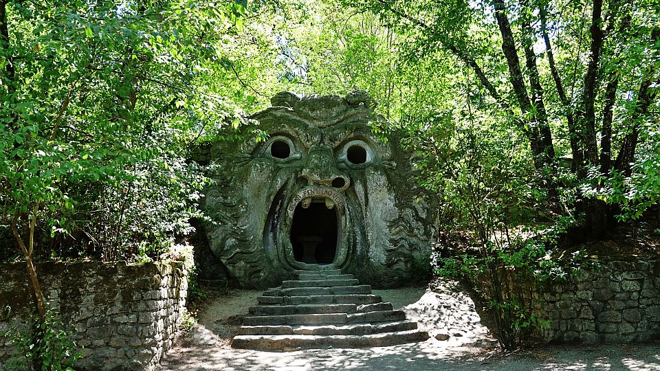 Die berühmte Skulptur des Orkusmundes im Parco dei Mostri, dem mystischen Monsterpark von Bomarzo.