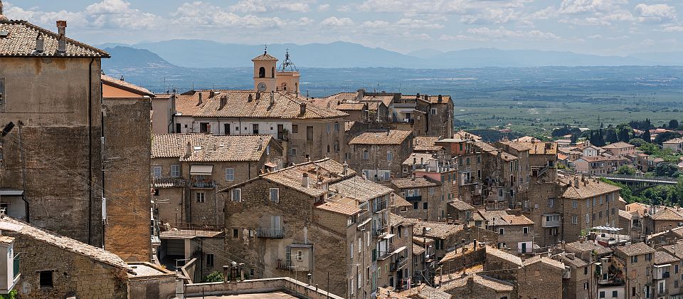 Caprarola in Viterbo ist eine elegante Renaissance-Stadt, die zwischen Hügeln der Tuscia Geschichte, Kunst und Natur vereint.