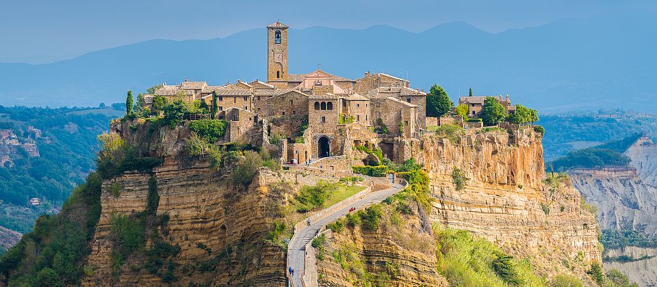 Civita di Bagnoregio erhebt sich über den Tufffelsen und bewahrt eine der außergewöhnlichsten Altstädte Italiens.