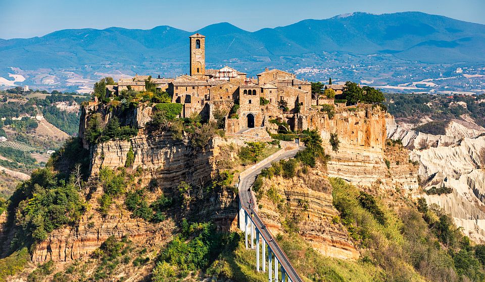 Die eindrucksvolle mittelalterliche Stadt Civita di Bagnoregio auf einem Tuffsteinfelsen unter sonnigem Himmel.