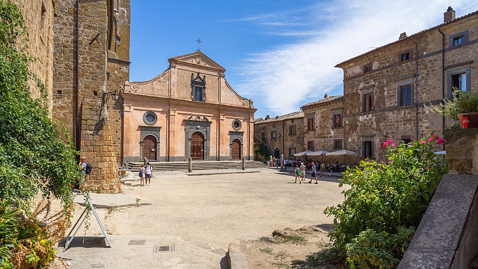 Historischer Hauptplatz mit der romanischen Kirche San Donato im Herzen des Felsendorfs