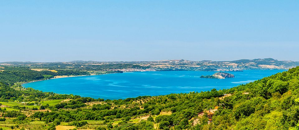 Der Lago di Bolsena in der Provinz Viterbo ist einer der eindrucksvollsten Naturräume der Tuscia mit vulkanischer Landschaft.