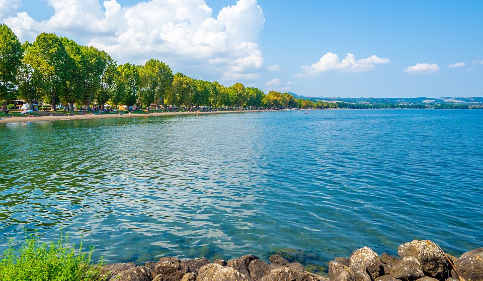 Kleiner historischer Ort am Bolsena-See mit Festung, Strand und malerischer Uferpromenade
