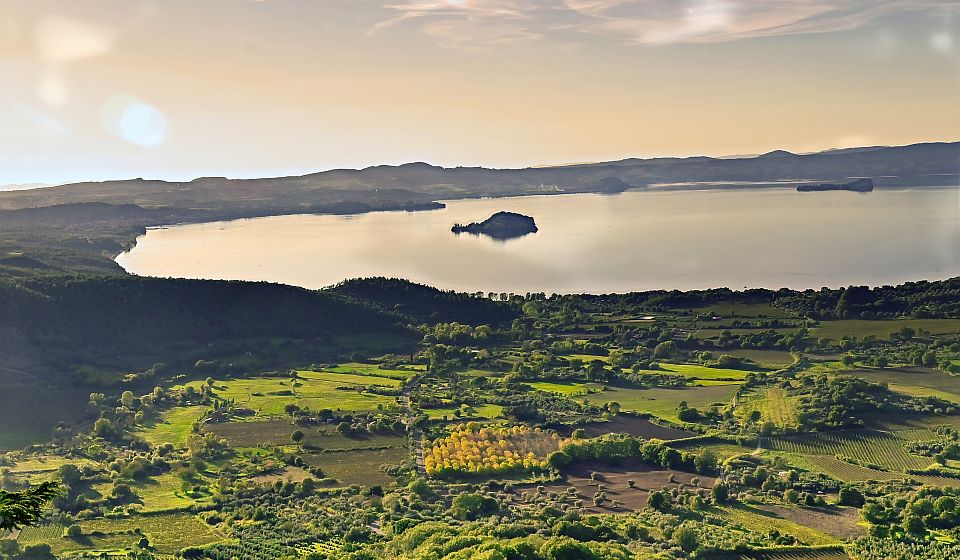 Der Lago di Bolsena begeistert mit tiefblauem Wasser, grünen Ufern und malerischen Orten im Herzen Latiums.