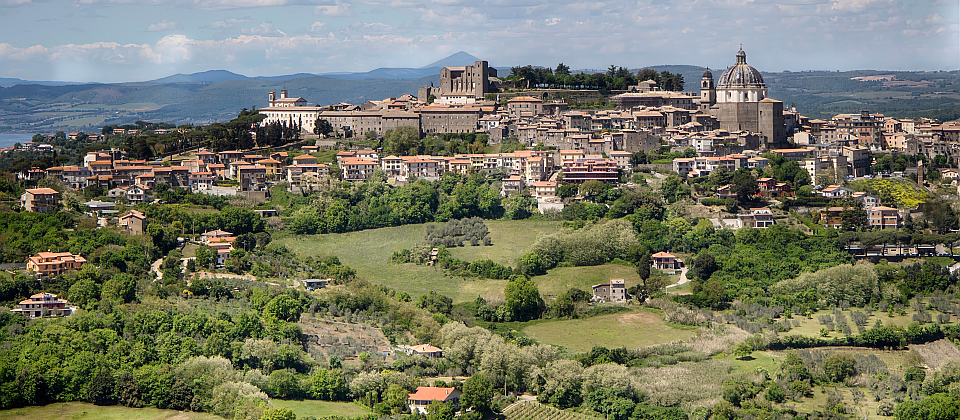 Montefiascone in der Provinz Viterbo erhebt sich auf einem Hügel über dem Lago di Bolsena, einer der charakteristischsten Orte der Tuscia.