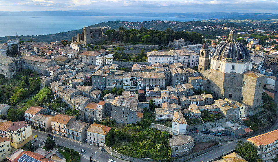 Die historische Bergstadt mit Blick über den Bolsena-See und die umliegende Landschaft.