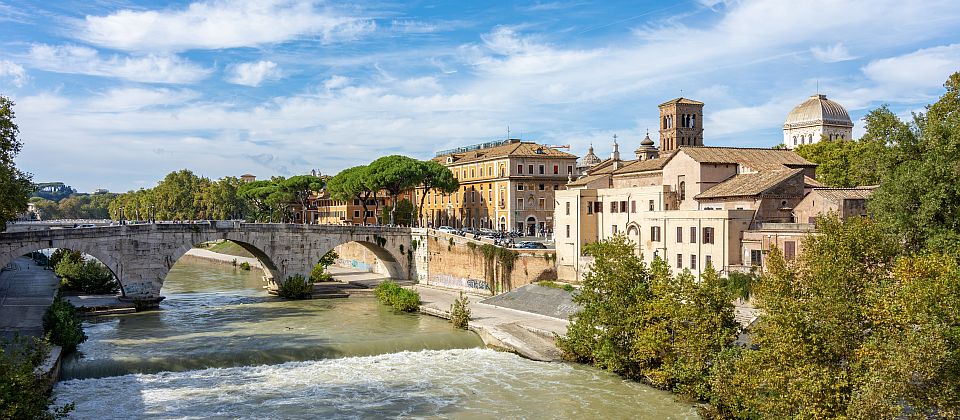 Ponte Cestio bei der Tiberinsel gehört trotz vieler Umbauten zu den wichtigen Zeugnissen der antiken Brückengeschichte Roms.