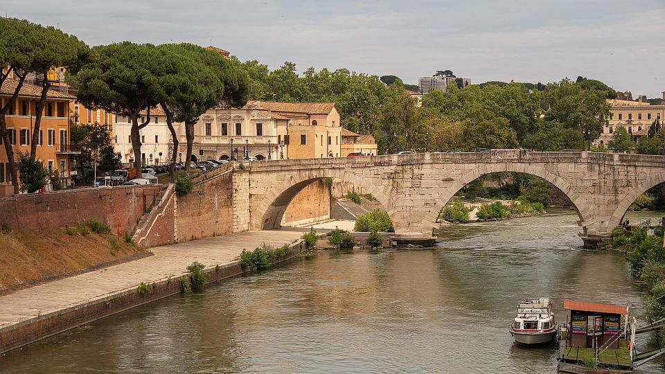 Isola Tiberina mit der historischen Ponte Cestio über dem Tiber und Blick auf Trastevere.
