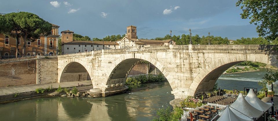 Ponte Fabricio ist die älteste noch erhaltene Brücke zwischen der Tiberinsel und der Altstadt seit mehr als zwei Jahrtausenden