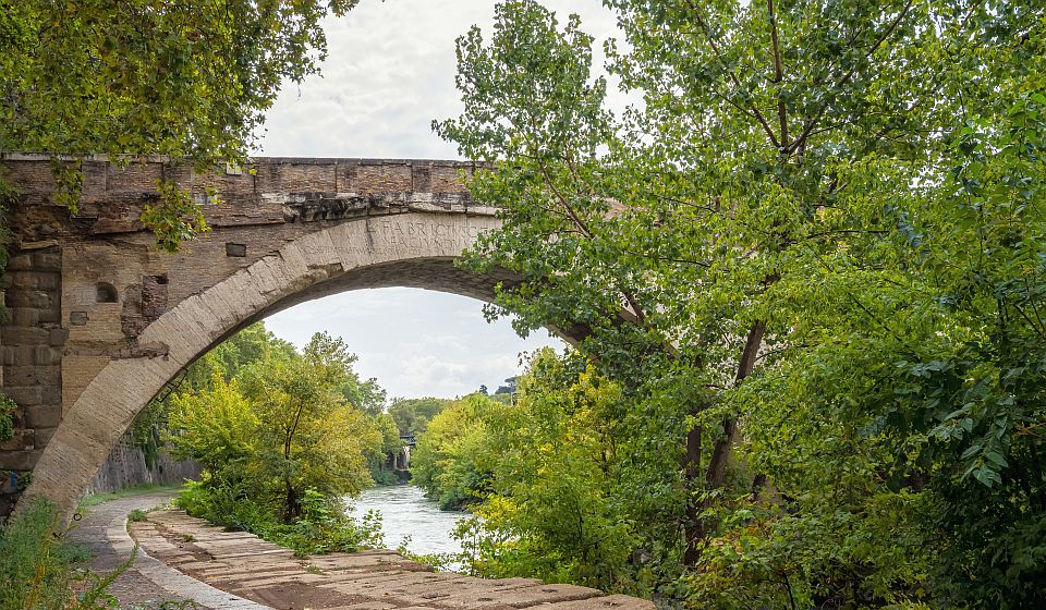 Blick auf die historische Ponte Fabricio, die die Isola Tiberina mit dem römischen Ufer verbindet.
