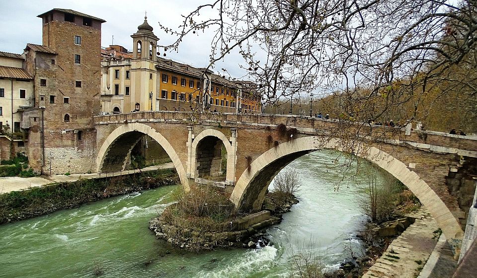 Historische Ponte Fabricio mit ihren steinernen Bögen.