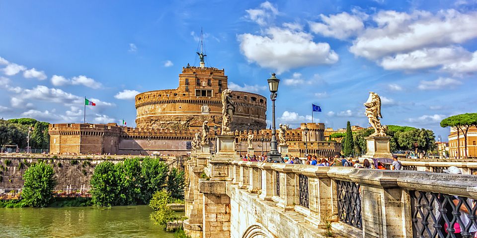 Castel Sant’Angelo mit der Engelsbrücke und ihren Statuen über dem Tiber