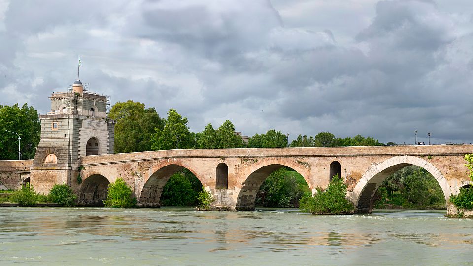 Die Torretta di Ponte Milvio (links im Bild), von Giuseppe Valadier gestaltet, erhebt sich als markantes Tor am nördlichen Zugang der Brücke.